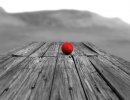 3D Bild: Rote Kugel auf Bretterboden